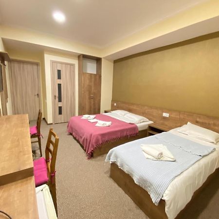5 Rooms Near 300 Aragveli Metro Station Tbilisi Exterior photo